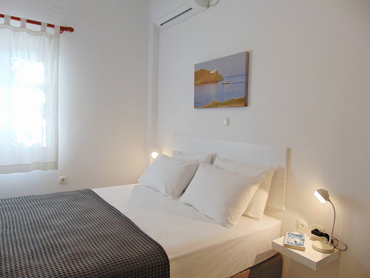 Υπνοδωμάτιο με διπλό κρεβάτι στο cosy apartment στη Σίφνο