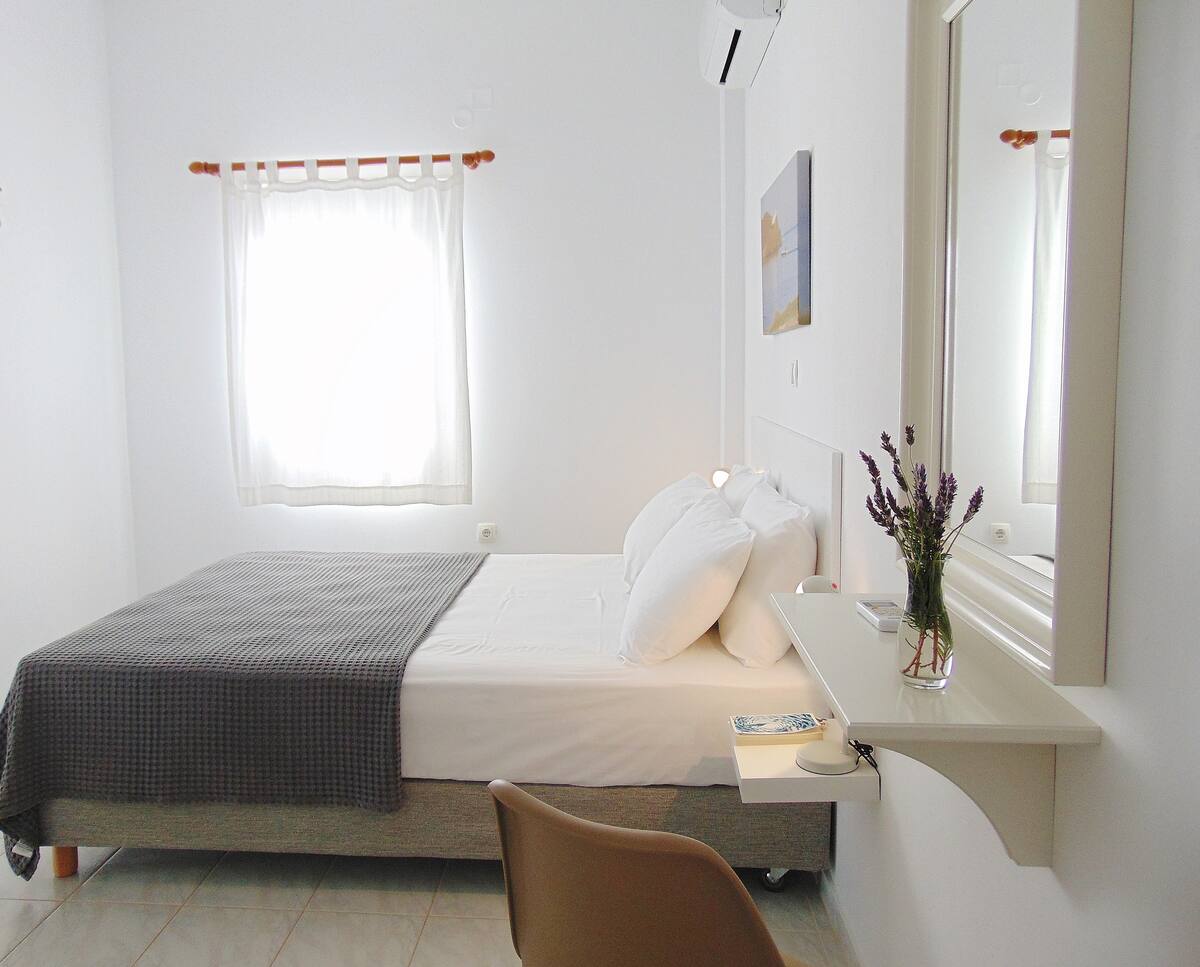 Bedroom with double bed in the cosy apartment in Sifnos