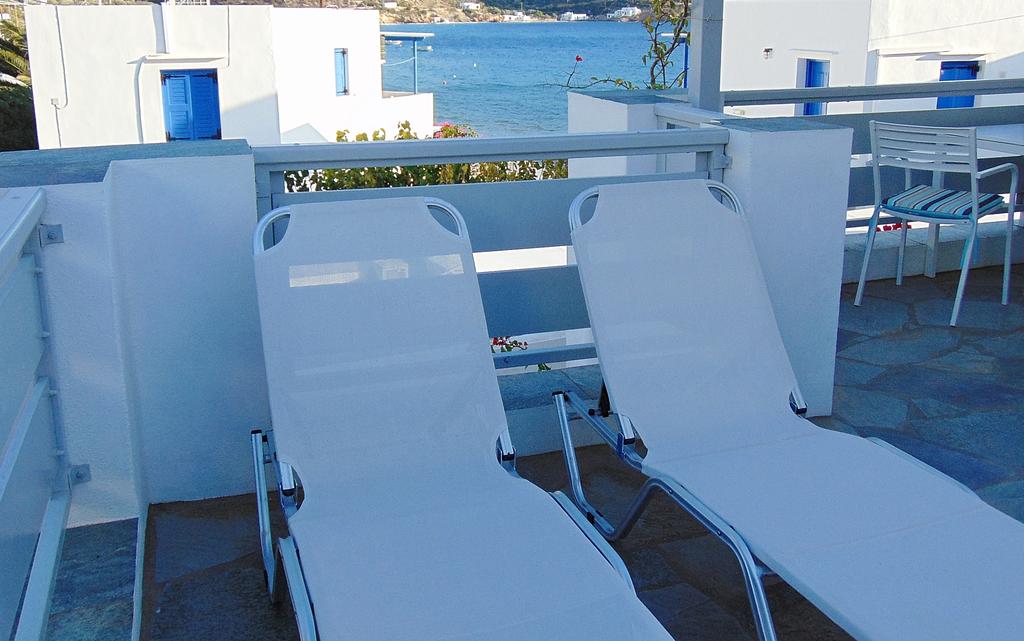 Chaises longues sur le balcon